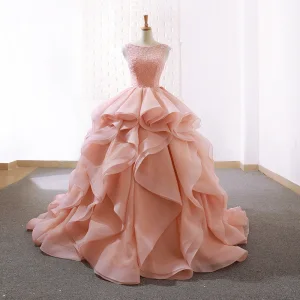 Élégant Perle Rose Robe De Bal 2019 Robe Boule Encolure Dégagée Perlage Sans Manches Dos Nu Volants En Cascade Tribunal Train Robe De Ceremonie