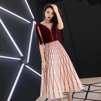 Moderne Mode Bordeaux De Retour Robe De Graduation 2019 Princesse Daim Encolure Dégagée Rayé Faux Diamant Sans Manches Dos Nu Thé Longueur Robe De Ceremonie
