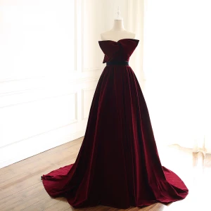 Fine Burgunder Selskapskjoler 2019 Prinsesse Suede Strapless Sløyfe Uten Ermer Ryggløse Domstol Tog Formelle Kjoler