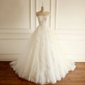 Elegant Elfenben Brudekjoler 2018 Ballkjole Blonder Appliques Krystall Kjæreste Ryggløse Uten Ermer Cathedral Train Bryllup
