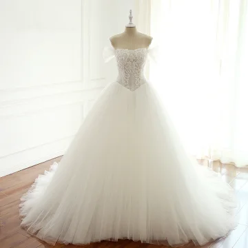 Eleganckie Białe Wykonany Ręcznie Frezowanie Suknie Ślubne 2018 Suknia Balowa Cekiny Przy Ramieniu Bez Pleców Bez Rękawów Trenem Katedra Ślub
