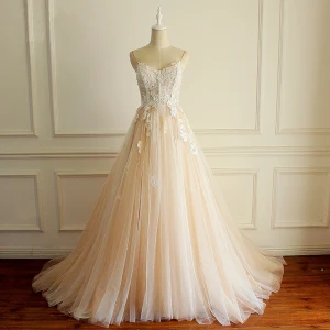 Eleganckie Szampan Suknie Ślubne 2018 Princessa Frezowanie Z Koronki Aplikacje Spaghetti Pasy Bez Pleców Bez Rękawów Trenem Kaplica Ślub
