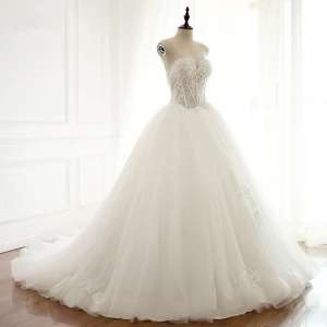 Elegant Hvit Puffy Brudekjoler 2018 Ballkjole Blonder Appliques Kjæreste Ryggløse Uten Ermer Cathedral Train Bryllup