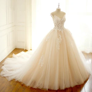 Elegant Champagne Puffy Brudekjoler 2018 Ballkjole Appliques V Hals Uten Ermer Cathedral Train Bryllup