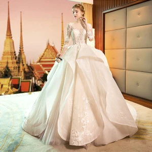 Audrey Hepburn Stijl Champagne Trouwjurken 2019 Baljurk Doorzichtige Ronde Hals Kant Appliques 3 4 Mouwen Ruglooze Cascading Ruches Royal Train