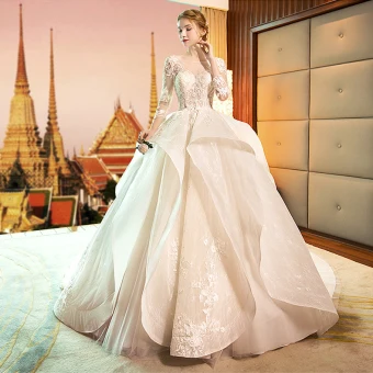 Audrey Hepburn Stil Champagner Brautkleider Hochzeitskleider 2019 Ballkleid Durchsichtige Rundhalsausschnitt Spitze Applikationen 3 4 Ärmel Rückenfreies Fallende Rüsche Königliche Schleppe