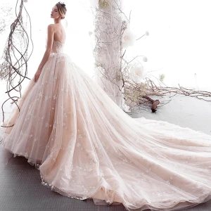 Luxe Champagne Robe De Mariée 2019 Princesse Plissée Bustier Perlage En Dentelle Fleur Sans Manches Dos Nu Chapel Train