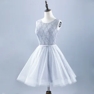 Chic Belle Gris Robe De Cocktail 2019 Princesse Encolure Dégagée En Dentelle Fleur Perle Sans Manches Dos Nu Noeud Courte Robe De Ceremonie