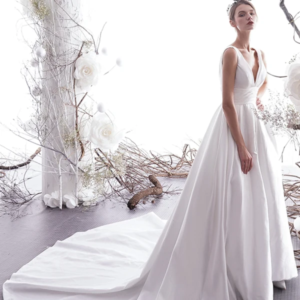 Modest / Simple Ivory Wedding Dresses 2019 A-Line / Princess V-Neck  Sleeveless Backless Cathedral Train
