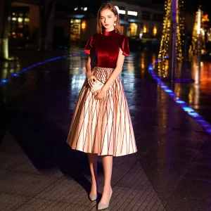 Fine Burgunder Stripet Homecoming Graduation Kjoler 2019 Prinsesse Høy Hals Suede Korte Ermer Te Lengde Formelle Kjoler