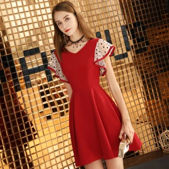 Chic Belle Bordeaux De Retour Robe De Graduation 2019 Princesse V Cou Tachetée Manches Courtes Dos Nu Courte Robe De Ceremonie