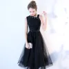 Chic / Beautiful Homecoming Black Graduation Dresses 2019 A-Line / Princess Sleeveless Bow Lace Flower Crystal Tea-length Formal Dresses