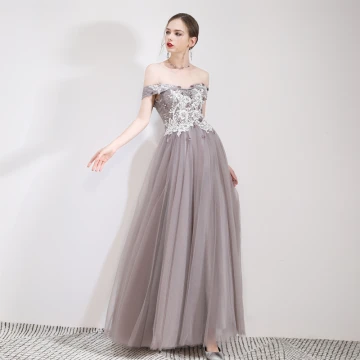 Snygga Fina Grå Aftonklänningar 2019 Prinsessa Av Axeln Spets Blomma Appliqués Korta Ärm Halterneck Långa Formella Klänningar