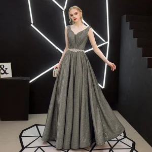 Charmant Argenté Robe De Soirée 2019 Princesse Sans Manches Glitter Polyester Perle Faux Diamant Ceinture V Cou Dos Nu Longue Robe De Ceremonie