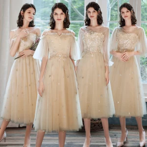 Snygga Fina Champagne Tärnklänningar 2021 Prinsessa Urringning Spets Blomma Appliqués Rhinestone Korta Ärm Halterneck Te Längd Klänning Till Bröllop