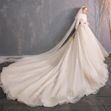 Audrey Hepburn Stil Champagne Bröllopsklänningar 2019 Prinsessa Av Axeln Beading Paljetter Pärla Spets Blomma 3 4 Ärm Halterneck Royal Train
