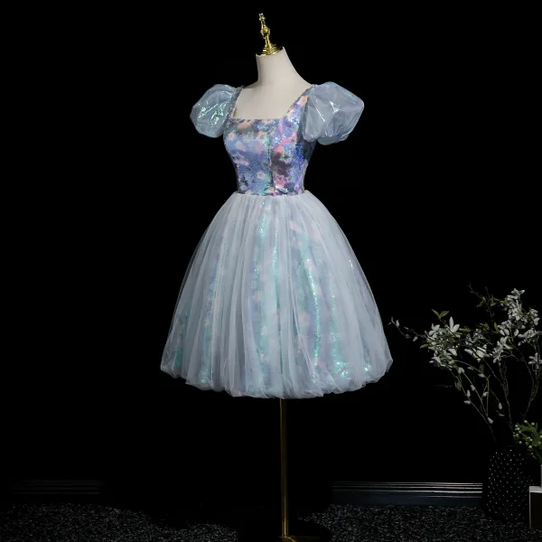 Sexy Bleu Ciel Paillettes Courte Robe De Fête 2025 Robe Boule Encolure Carrée Gonflée Manches Courtes Dos Nu Soirée Robe De Ceremonie