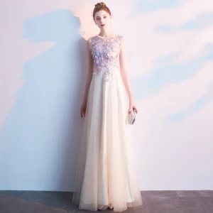 Élégant Champagne Robe De Bal 2019 Princesse Encolure Dégagée Appliques En Dentelle Fleur Sans Manches Longue Robe De Ceremonie