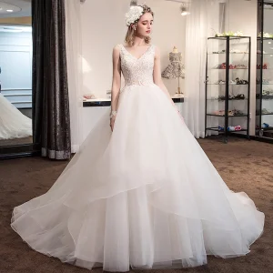 Elegant Champagne Brudekjoler 2018 Ballkjole Blonder Blomst V Hals Ryggløse Uten Ermer Royal Train Bryllup