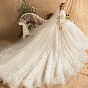 Luxe Champagne Robe De Mariée 2019 Robe Boule De L 039 Épaule Perlage Perle Faux Diamant En Dentelle Fleur Manches Courtes Dos Nu Royal Train