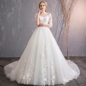 Elegante Ivoor Trouwjurken 2019 A Lijn Ronde Hals Appliques Kant Bloem Parel 3 4 Mouwen Ruglooze Cathedral Train