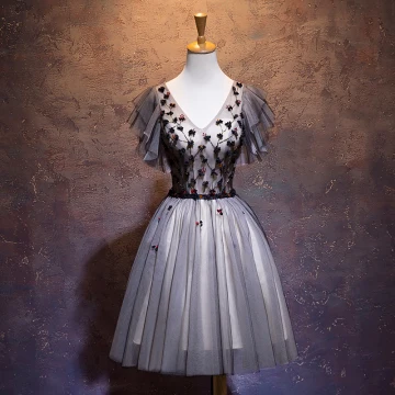 Chic Belle Noire De Retour Robe De Graduation 2019 Princesse V Cou Perlage Cristal Appliques Manches Courtes Dos Nu Noeud Courte Robe De Ceremonie