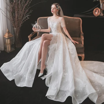 Charmant Ivory Creme Gespaltete Front Brautkleider Hochzeitskleider 2021 A Linie Rundhalsausschnitt Perlenstickerei Spitze Blumen Stoffgürtel Kurze Ärmel Rückenfreies Hochzeit Königliche Schleppe