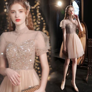 Charmant Champagne Courte Robe De Fete 2021 Princesse Col Haut Perlage Paillettes Noeud Manches Courtes Dos Nu Cocktail Robe De Ceremonie