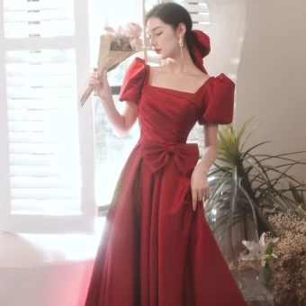 Élégant Bordeaux Satin Robe De Bal 2021 Princesse Encolure Carrée Manches Courtes Noeud Dos Nu Longue Promo Robe De Ceremonie