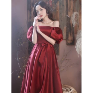 Chic Belle Bordeaux Fendue Devant Satin Robe De Bal 2021 Princesse Encolure Carrée Noeud Manches Courtes Dos Nu Longue Promo Robe De Ceremonie
