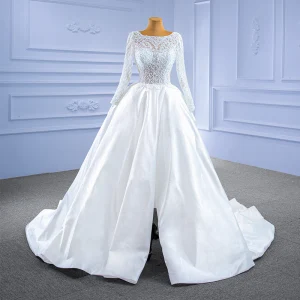 High End Elfenben Slits Fram Satin Bröllopsklänningar 2021 Balklänning Urringning Spets Blomma Långärmad Chapel Train Bröllop