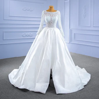 Haut De Gamme Ivoire Fendue Devant Satin Robe De Mariée 2021 Robe Boule Encolure Dégagée En Dentelle Fleur Manches Longues Chapel Train Mariage