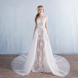 Moderne Mode Princesse Plage Robe De Mariée 2017 Manches Courtes Dos Nu Appliques Blanche Glitter En Dentelle Noeud Ceinture Détachable Chapel Train