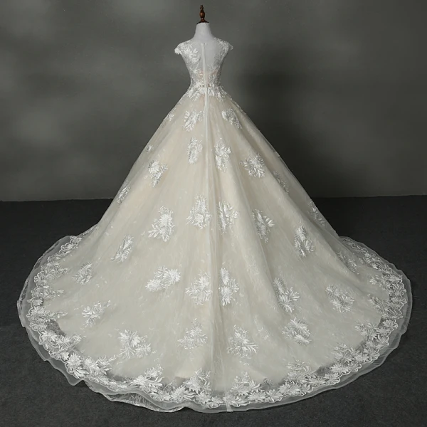 Luxe Champagne Robe Boule Robe De Mariée 2017 Encolure Dégagée Manches Courtes Volants Organza Dentelle Tribunal Train