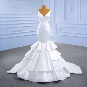 High End Elfenben Gripende Ruffles Satin Brudekjoler 2021 Trompet Havfrue V Hals Uten Ermer Ryggløse Domstol Tog Bryllup