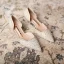 Charmant Beige Faux Diamant Paillettes Chaussure De Mariée 2021 Cuir 4 cm Talon Bas Talons Aiguilles À Bout Pointu Mariage Talons Hauts