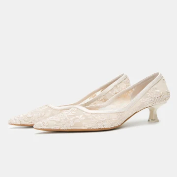 Charmant Abrikoos Beige Kant Bloem Bruidsschoenen 2021 3 Cm Naaldhakken Stiletto Lage Hak Spitse Neus Huwelijk Pumps Hoge Hakken