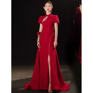 Style Chinois Haut De Gamme Bordeaux Dentelle Cheongsam Robe De Soirée 2021 Princesse Col Haut Perle En Dentelle Fleur Manches Courtes Dos Nu Train De Balayage Soirée Robe De Ceremonie