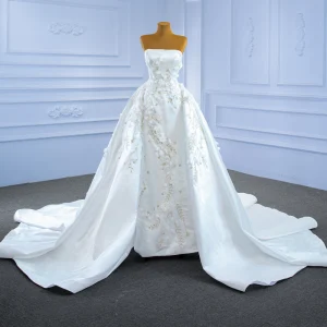 Lyx Elfenben Satin Beading Pärla Paljetter Bröllopsklänningar 2021 Prinsessa Axelbandslös Appliqués Ärmlös Halterneck Royal Train Bröllop