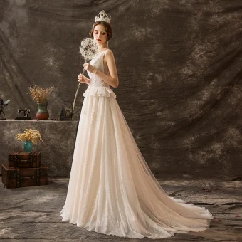 Luxe Champagne Glitter Robe De Mariée 2019 Princesse Encolure Dégagée Perlage En Dentelle Fleur Sans Manches Tribunal Train
