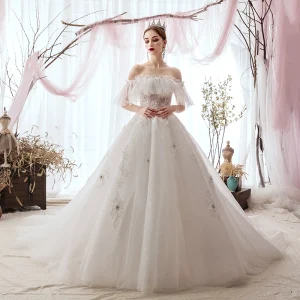Luksus Elfenben Brudekjoler 2019 Prinsesse Av Skulderen Appliques Blonder Blomst Perle Korte Ermer Ryggløse Chapel Train