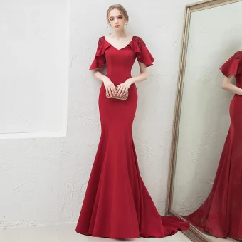 Snygga Fina Enfärgad Burgundy Aftonklänningar Trumpet Sjöjungfru 2019 V Hals Halterneck Beading Kristall 1 2 Ärm Svep Tåg Formella Klänningar