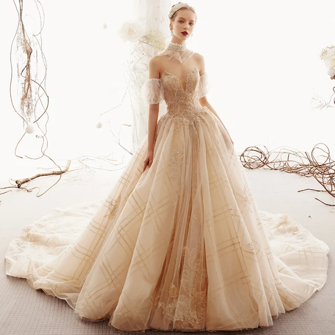 Sjarmerende Champagne Brudekjoler 2019 Prinsesse Kjæreste Beading Blonder Blomst Paljetter Uten Ermer Ryggløse Cathedral Train