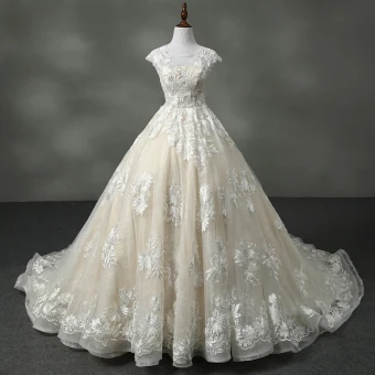 Luxe Champagne Robe Boule Robe De Mariée 2017 Encolure Dégagée Manches Courtes Volants Organza Dentelle Tribunal Train