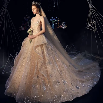 Lyx Champagne Bröllopsklänningar 2019 Prinsessa V Hals Paljetter Cascading Volanger Ärmlös Halterneck Cathedral Train
