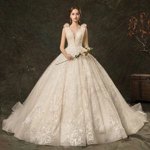 Charmig Champagne Bröllopsklänningar 2019 Prinsessa Genomskinliga Djup V Hals Spets Blomma Appliqués Ärmlös Halterneck Cathedral Train
