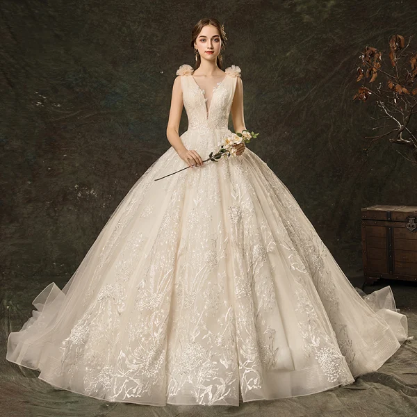 Charmant Champagner Brautkleider / Hochzeitskleider 2019 A Linie Durchsichtige Tiefer V-Ausschnitt Spitze Blumen Applikationen Ärmellos Rückenfreies Kathedrale Schleppe