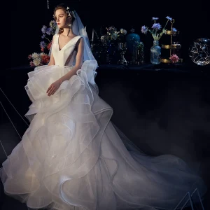 Charmant Ivoire Robe De Mariée 2019 Robe Boule V Cou Paillettes Volants En Cascade Sans Manches Dos Nu Tribunal Train
