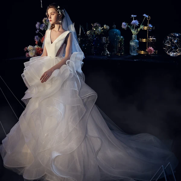 Charmant Ivory / Creme Brautkleider / Hochzeitskleider 2019 Ballkleid V-Ausschnitt Pailletten Fallende Rüsche Ärmellos Rückenfreies Hof-Schleppe