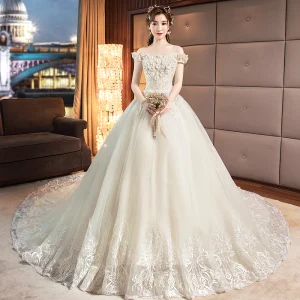 Fine Champagne Brudekjoler 2019 Prinsesse Av Skulderen Perle Paljetter Appliques Blonder Blomst Korte Ermer Ryggløse Chapel Train